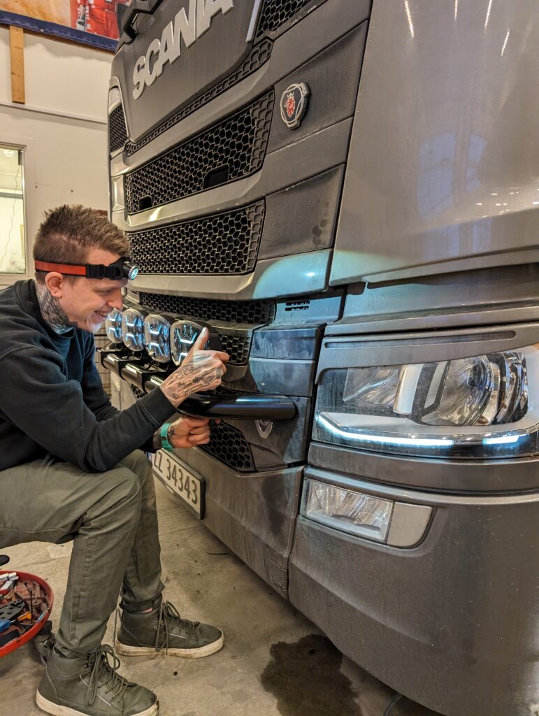 Vi monterer ekstralys på vårt fartsskriververksted